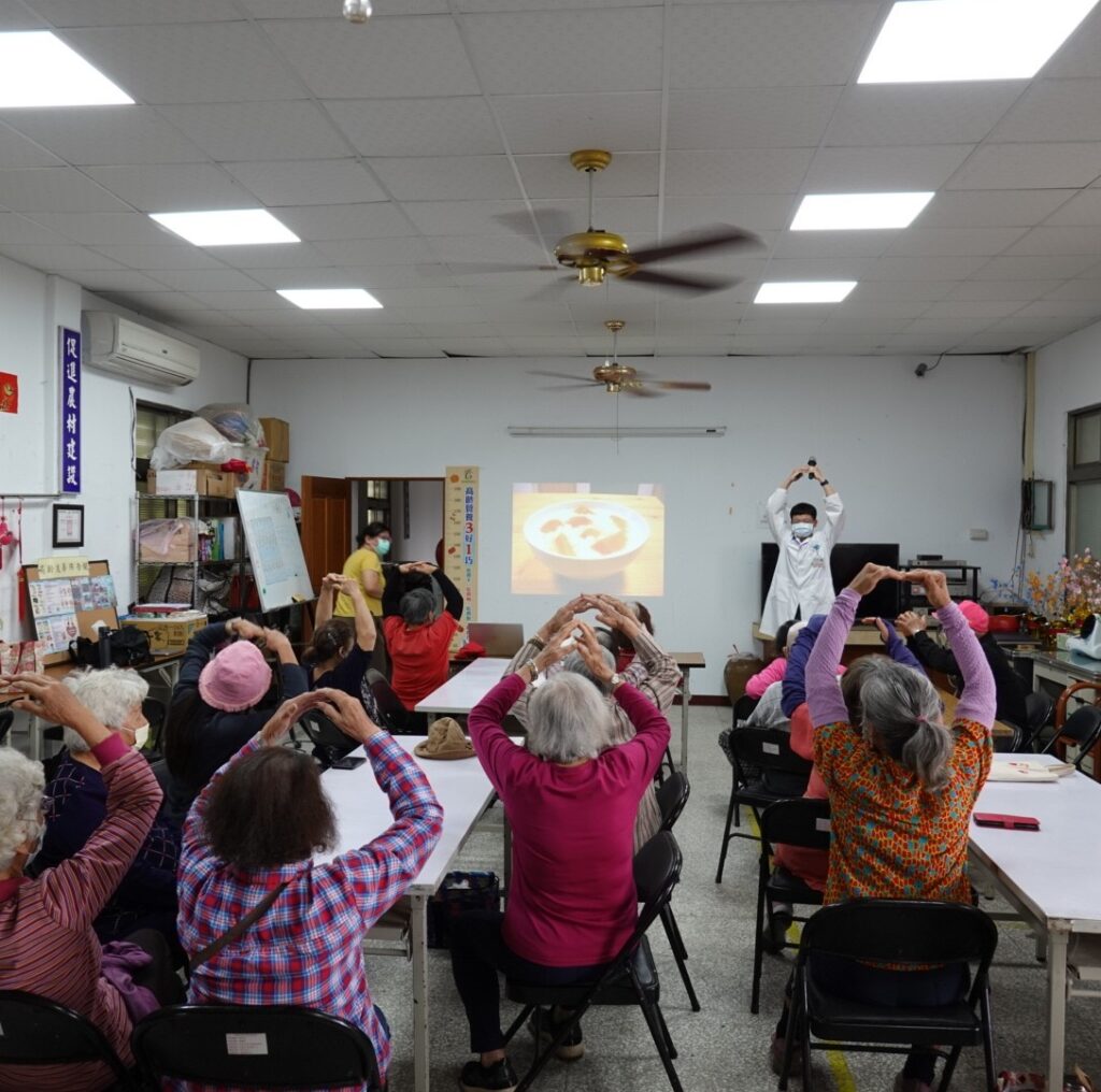 你家老人也是多重用藥的「藥罐子」嗎？你家長輩光吃藥就吃飽了嗎？平常，我們總以為醫師不肯幫忙減藥，其實我們不只一種減藥的好方法！這篇文章，就讓減藥藥師胡廷岳教你：「高齡多重用藥的3個減藥時機」，學會怎麼檢查藥袋、怎麼跟醫師討論減藥，讓家人日子過得更舒坦！