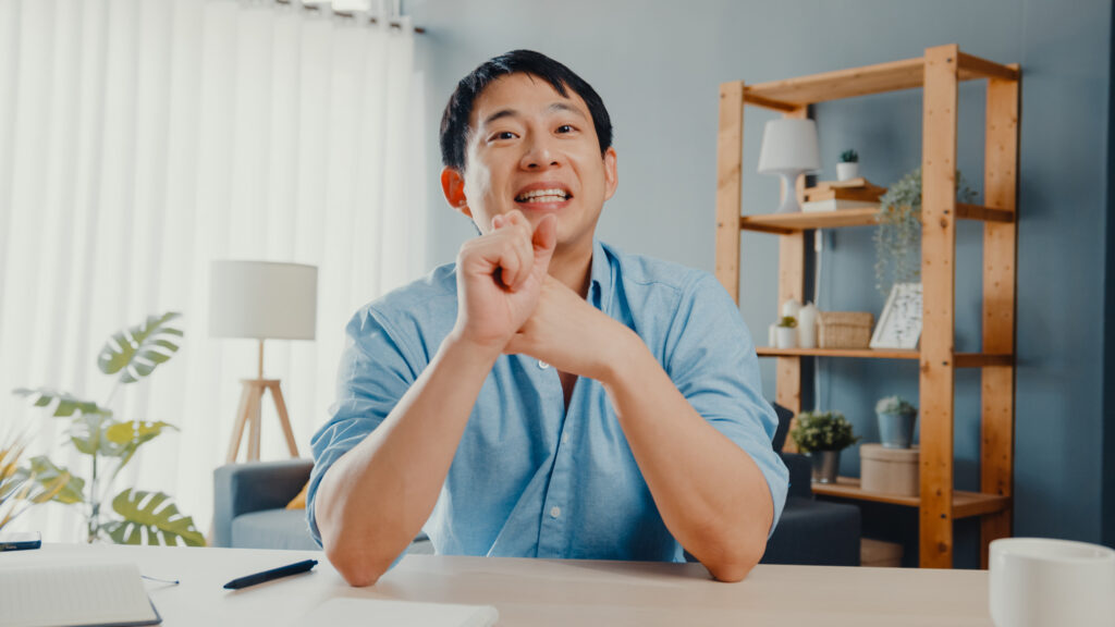 酒駕很可惡，所以台灣警察對於酒駕臨檢很嚴格。但你知道嗎？我們卻對「低血糖肇事」卻一點辦法都沒有。尤其比起酒駕，糖尿病造成的「低血糖肇事問題」每年奪走越來越多人命，例如：2025年初，三峽78歲余姓男子駕車衝撞，釀成3死12傷的慘劇，中華民國糖尿病衛教學會理事長歐弘毅就出來提醒：糖友駕車確實有風險，「測了再上，就是（90）要安全」。 也許早點意識到：低血糖的風險，就有機會救你爸媽一命。 但爸媽常常不願聽話、又嫌我們囉嗦怎麼辦？這篇文章就讓減藥藥師胡廷岳帶你來聊聊：「低血糖肇事」怎麼預防、哪些藥物容易低血糖、說服爸媽的溝通技巧－－３招預防方法。