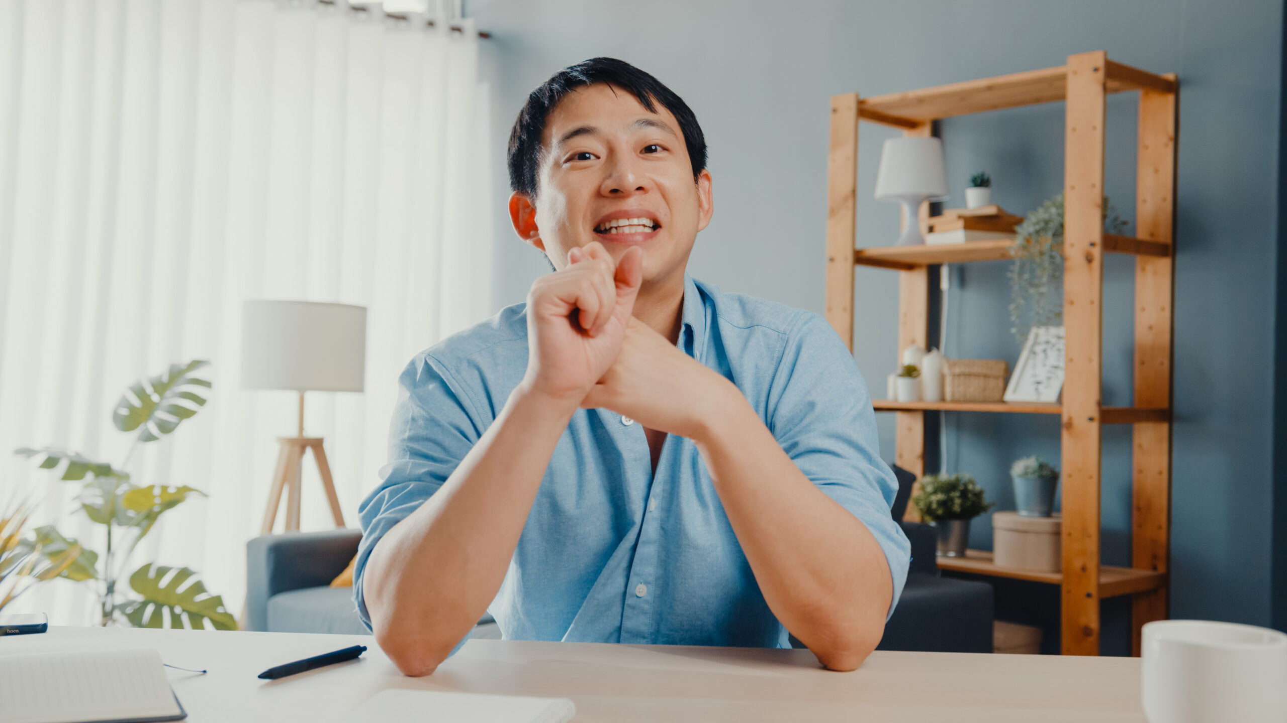酒駕很可惡，所以台灣警察對於酒駕臨檢很嚴格。但你知道嗎？我們卻對「低血糖肇事」卻一點辦法都沒有。尤其比起酒駕，糖尿病造成的「低血糖肇事問題」每年奪走越來越多人命，例如：2025年初，三峽78歲余姓男子駕車衝撞，釀成3死12傷的慘劇，中華民國糖尿病衛教學會理事長歐弘毅就出來提醒：糖友駕車確實有風險，「測了再上，就是（90）要安全」。 也許早點意識到：低血糖的風險，就有機會救你爸媽一命。 但爸媽常常不願聽話、又嫌我們囉嗦怎麼辦？這篇文章就讓減藥藥師胡廷岳帶你來聊聊：「低血糖肇事」怎麼預防、哪些藥物容易低血糖、說服爸媽的溝通技巧－－３招預防方法。